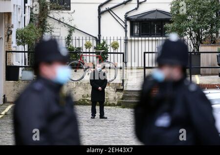 Londres, Angleterre, Royaume-Uni. 19 février 2021. Un agent de sécurité est vu par des policiers devant l'entrée arrière de l'hôpital du roi Edward VII où le duc d'Édimbourg, le prince Philip (99), a été admis mardi soir par mesure de précaution après s'être senti mal. Credit: Tayfun Salci/ZUMA Wire/Alay Live News Banque D'Images