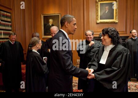 Le président Barack Obama s'entretient avec la juge Sonia Sotomayor avant sa cérémonie d'investiture à la Cour suprême le 8 septembre 2009. Banque D'Images