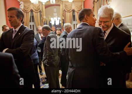 Le président Barack Obama accueille George Miller, député démocrate, au bureau de cérémonie de la Présidente de la Chambre Nancy Pelosi avant de parler des soins de santé à la session conjointe du Congrès au Capitole des États-Unis à Washington, le 9 septembre 2009. À gauche se trouve le sénateur John Thune, R-SD. Banque D'Images