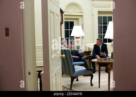 Le président Barack Obama rencontre l'acteur George Clooney dans le Bureau ovale, le 23 février 2009. Banque D'Images