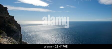 Vue sur la mer en contre-jour avec soleil levant, panorama Banque D'Images