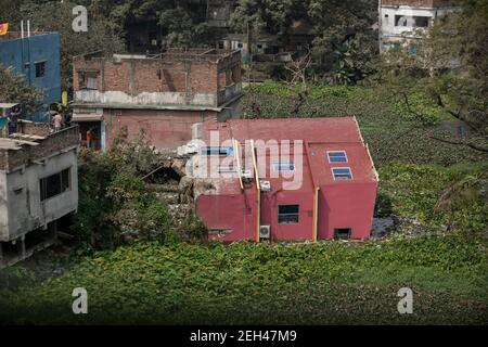 Vue sur un bâtiment de trois étages qui s'est effondré et s'est écrasé dans un marais de Modhya Charail dans la région de Keraniganj dans la ville un vendredi matin.UN bâtiment de trois étages s'est effondré et s'est écrasé dans un marais de Modhya Charail dans la région de Keraniganj dans la ville vendredi matin. Le bâtiment s'est écrouler vers 8:20, piégeant sept personnes à l'intérieur. Plus tard, les membres du Service des incendies et de la Défense civile se sont précipités sur les lieux et les ont sauvés et envoyés à l'hôpital Mitford. Banque D'Images