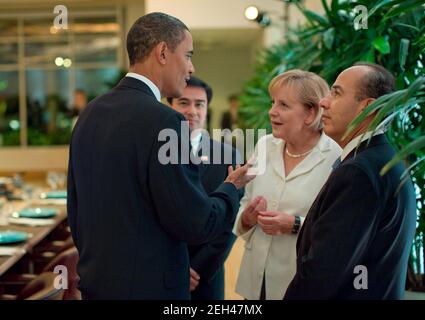 Le président Barack Obama s'entretient avec la chancelière allemande Angela Merkel et le président mexicain Felipe Calderon lors d'un dîner de travail des dirigeants du G-20 au Phipps Conservatory and Botanical Gardens à Pittsburgh, Pennsylvanie, le 24 septembre 2009. Banque D'Images