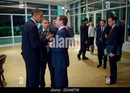Le président Barack Obama s'entretient avec le président russe Dmitry Medvedev lors d'un dîner de travail des dirigeants du G-20 au Phipps Conservatory and Botanical Gardens à Pittsburgh, Pennsylvanie, le 24 septembre 2009. Banque D'Images