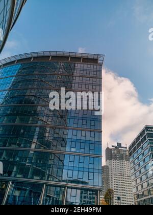 Varsovie novembre 9 2019 Varsovie Spire gratte-ciel reflété dans plus court bâtiment d'entreprise Banque D'Images