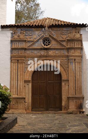 Façade de l'église avec sculptures aztèques, Pajara, Fuerteventura, îles Canaries, Espagne Banque D'Images