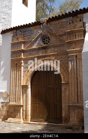 Façade de l'église avec sculptures aztèques, Pajara, Fuerteventura, îles Canaries, Espagne Banque D'Images