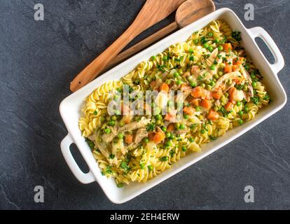 Plat de poulet crémeux avec pâtes et légumes. Vue de dessus avec espace de copie Banque D'Images