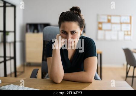 Femme stressée et ennuyée avec douleur au bureau Banque D'Images