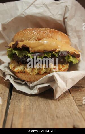 hamburger au fromage fondu élégant éclairage sombre en bois Banque D'Images