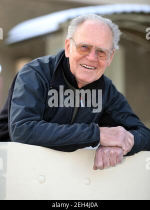 01 février 2021, Saxe-Anhalt, Heyrothsberge : la légende cycliste Gustav-Adolf Schur se trouve devant sa maison à Heyrothsberge. Schur aura 90 ans sur 23.02.2021. Dans son temps actif, 'Täve' a déclenché de véritables tempêtes d'enthousiasme. Des millions de personnes ont envahi les rues lorsque le sportif de l'année GDR et ses collègues de l'équipe ont passé sur leurs vélos de course. Entre 1950 et 1964, il a célébré des succès uniques dans le sport amateur. En 1955, le originaire de Heyrothsberg est devenu le premier pilote allemand à remporter le prestigieux Tour de la paix. Photo: Peter Gercke/dpa-Zentralbild/ZB Banque D'Images