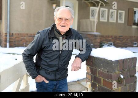 01 février 2021, Saxe-Anhalt, Heyrothsberge : la légende cycliste Gustav-Adolf Schur se trouve devant sa maison à Heyrothsberge. Schur aura 90 ans sur 23.02.2021. Dans son temps actif, 'Täve' a déclenché de véritables tempêtes d'enthousiasme. Des millions de personnes ont envahi les rues lorsque le sportif de l'année GDR et ses collègues de l'équipe ont passé sur leurs vélos de course. Entre 1950 et 1964, il a célébré des succès uniques dans le sport amateur. En 1955, le originaire de Heyrothsberg est devenu le premier pilote allemand à remporter le prestigieux Tour de la paix. Photo: Peter Gercke/dpa-Zentralbild/ZB Banque D'Images