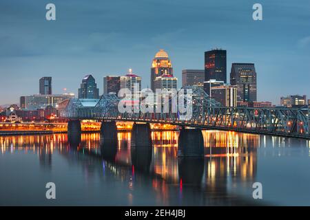 Louisville, Kentucky, USA Centre-ville sur la rivière Ohio au crépuscule. Banque D'Images