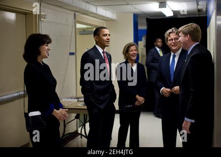 Le président Barack Obama s'entretient avec Vicki Kennedy, veuve du sénateur Ted Kennedy, Et les enfants du sénateur, de droite, Patrick Kennedy, Teddy Kennedy, Jr. Et Kara Kennedy, avant un événement célébrant l'Edward M. Kennedy Institute for the United States Senate à l'hôtel Ritz-Carlton, à Washington, D.C., le 14 octobre 2009. Banque D'Images