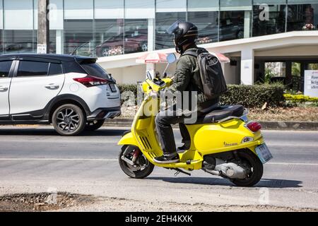 Chiangmai, Thaïlande - février 9 2021: Scooter moto Vespa. Photo sur la route n°121 à environ 8 km du centre-ville de Chiangmai, thaïlande. Banque D'Images