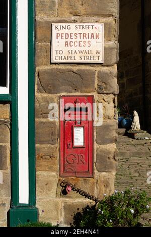 Une boîte postale à l'ancienne avec les lettres GR, Robin Hood's Bay, Yorkshire, Angleterre Banque D'Images