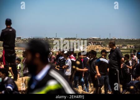 Des milliers de Palestiniens se tiennent le long de la barrière frontalière avec Israël alors que les manifestations de masse se poursuivent. Les soldats israéliens ont tué au moins 52 Palestiniens et en ont blessé plus d'un millier. 14 mai 2018. Malaka. Gaza. Palestine. Banque D'Images