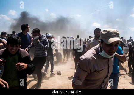 Des milliers de Palestiniens se tiennent le long de la barrière frontalière avec Israël alors que les manifestations de masse se poursuivent. Les soldats israéliens ont tué au moins 52 Palestiniens et en ont blessé plus d'un millier. 14 mai 2018. Malaka. Gaza. Palestine. Banque D'Images