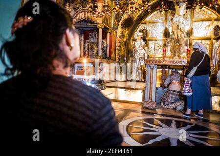 Les pèlerins se promeuvent dans la chapelle du Calvaire, qui correspond à la douzième station du chemin de Jésus. Saint-Sépulcre. Le Saint Sépulcre est, selon la tradition chrétienne, le tombeau du Christ, c'est-à-dire le sépulcre où le corps de Jésus de Nazareth a été déposé le soir de sa mort sur la Croix. 09 mai 2018. Jérusalem. Israël Banque D'Images