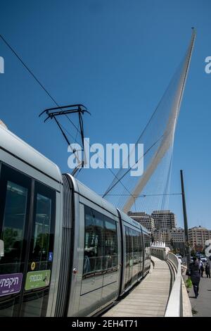 Le pont des cordes. Celui-ci fait maintenant partie du paysage de jérusalem. Avec ses câbles en acier reliant la structure à une sorte de mât, l'œuvre futuriste de l'architecte espagnol Santiago Calatrava permet au tramway de traverser une intersection très fréquentée à Jérusalem, sur la route menant à tel Aviv. Une passerelle avec garde-corps en verre adjacente au tramway a été prévue pour les piétons. 17 mai 2018. Jérusalem. Israël. Banque D'Images