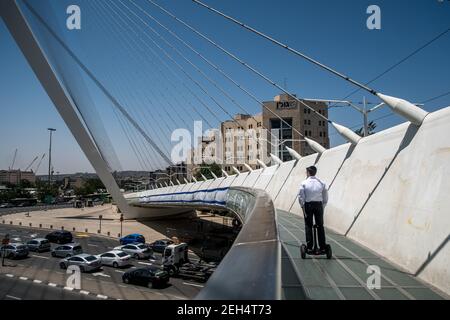 Le pont des cordes. Celui-ci fait maintenant partie du paysage de jérusalem. Avec ses câbles en acier reliant la structure à une sorte de mât, l'œuvre futuriste de l'architecte espagnol Santiago Calatrava permet au tramway de traverser une intersection très fréquentée à Jérusalem, sur la route menant à tel Aviv. Une passerelle avec garde-corps en verre adjacente au tramway a été prévue pour les piétons. 17 mai 2018. Jérusalem. Israël. Banque D'Images