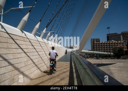 Le pont des cordes. Celui-ci fait maintenant partie du paysage de jérusalem. Avec ses câbles en acier reliant la structure à une sorte de mât, l'œuvre futuriste de l'architecte espagnol Santiago Calatrava permet au tramway de traverser une intersection très fréquentée à Jérusalem, sur la route menant à tel Aviv. Une passerelle avec garde-corps en verre adjacente au tramway a été prévue pour les piétons. 17 mai 2018. Jérusalem. Israël. Banque D'Images