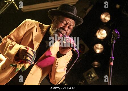 Michael Bunel / le Pictorium - décès de U-Roy - 17/10/2012 - France / Oise / ? Creil ? - U roy sur la scène de la Barn de musique. U Roy (né Ewart Beckford le 21 septembre 1942 à Jones Town, Jamaïque et mort le 17 février 2021) est un jamaïcain reggae deejay, également connu sous le nom d'Originator, Hugh Roy ou Daddy U Roy (en raison de son statut de 'parrain' du style deejay)1. Banque D'Images