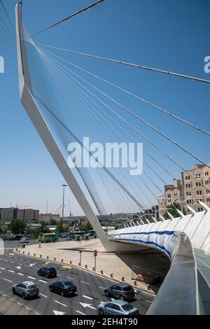 Le pont des cordes. Celui-ci fait maintenant partie du paysage de jérusalem. Avec ses câbles en acier reliant la structure à une sorte de mât, l'œuvre futuriste de l'architecte espagnol Santiago Calatrava permet au tramway de traverser une intersection très fréquentée à Jérusalem, sur la route menant à tel Aviv. Une passerelle avec garde-corps en verre adjacente au tramway a été prévue pour les piétons. 17 mai 2018. Jérusalem. Israël. Banque D'Images