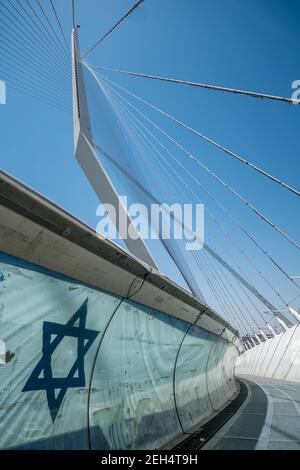 Le pont des cordes. Celui-ci fait maintenant partie du paysage de jérusalem. Avec ses câbles en acier reliant la structure à une sorte de mât, l'œuvre futuriste de l'architecte espagnol Santiago Calatrava permet au tramway de traverser une intersection très fréquentée à Jérusalem, sur la route menant à tel Aviv. Une passerelle avec garde-corps en verre adjacente au tramway a été prévue pour les piétons. 17 mai 2018. Jérusalem. Israël. Banque D'Images