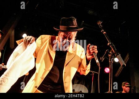 Michael Bunel / le Pictorium - décès de U-Roy - 17/10/2012 - France / Oise / ? Creil ? - U roy sur la scène de la Barn de musique. U Roy (né Ewart Beckford le 21 septembre 1942 à Jones Town, Jamaïque et mort le 17 février 2021) est un jamaïcain reggae deejay, également connu sous le nom d'Originator, Hugh Roy ou Daddy U Roy (en raison de son statut de 'parrain' du style deejay)1. Banque D'Images