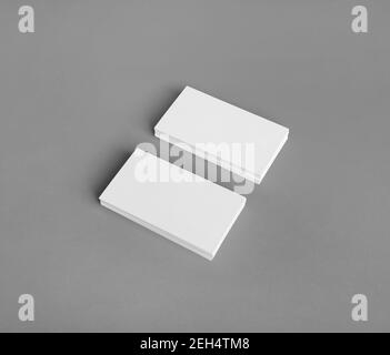 Deux piles de cartes de visite vierges sur fond de papier gris. Modèle pour votre conception. Banque D'Images