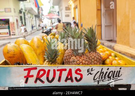 Colombie Cartagena fruit Stand avec papayes et ananas Banque D'Images