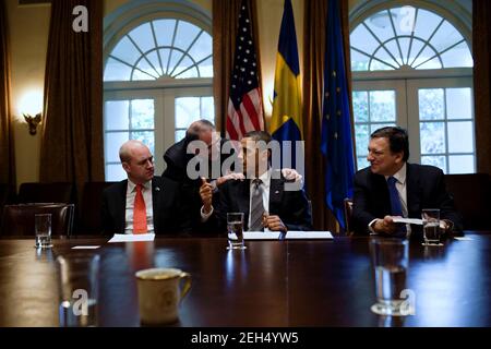 Le président Barack Obama confère avec le haut représentant du Conseil européen Javier Solana, tandis que le premier ministre suédois Fredrik Reinfeldt, à gauche, et le président de la Commission européenne José Manuel Barroso, à droite, écoutent le sommet entre les États-Unis et l'Union européenne dans la salle du Cabinet de la Maison Blanche, le 3 novembre 2009. Banque D'Images