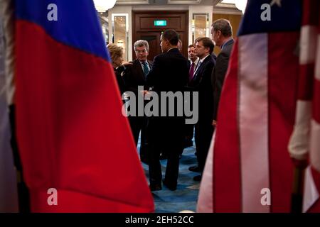 Le président Barack Obama s'entretient avec, de gauche à droite, la secrétaire d'État Hillary Clinton, l'assistant spécial du président Gary Samore, le porte-parole du NSC Mike Hammer, le directeur principal du NSC pour les affaires russes Mike McFaul, Et le général Jim Jones, conseiller à la sécurité nationale, après une rencontre bilatérale avec le président russe Dmitry Medvedev à l'hôtel Shangri-la à Singapour, le 15 novembre 2009. Banque D'Images