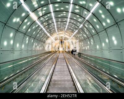 Varsovie novembre 9 2019 long escalier roulant au métro avec éclat toit Banque D'Images