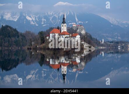 Bled, Slovénie. 19 février 2021. L'église de l'Assomption de la Vierge Marie sur l'île de Blejski Otok dans le lac Bled au pied du plateau de Pokljuka. Le château de Bled est visible en arrière-plan. Les Championnats du monde de biathlon se tiendront à Pokljuka du 10-21 au 16 février. Credit: Sven Hoppe/dpa/Alay Live News Banque D'Images