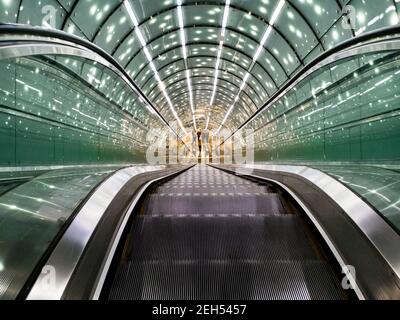 Varsovie novembre 9 2019 long escalier roulant au métro avec éclat toit Banque D'Images