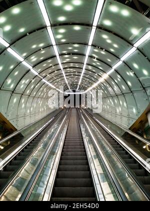 Varsovie novembre 9 2019 long escalier roulant au métro avec éclat toit Banque D'Images