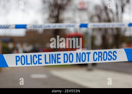 Preston Road, Wembley, Royaume-Uni. 19 février 2021.UNE scène de crime a été mise en place après un attentat mortel sur Preston Road, dans le nord-ouest de Londres. Le service d'ambulance de Londres a appelé la police peu après 23 h 30 le jeudi 18 février, pour signaler un garçon de 16 ans blessé par coups de couteau. Il a été soigné sur les lieux avant d'être transporté à l'hôpital. Malgré les efforts des services d'urgence, il est décédé peu de temps avant 09 h le vendredi 19 février. Une enquête sur le meurtre a été lancée et les enquêtes se poursuivent. Amanda Rose/Alamy Live News Banque D'Images