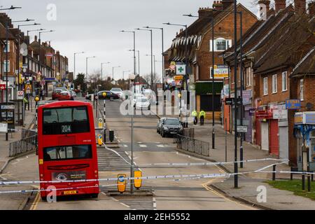 Preston Road, Wembley, Royaume-Uni. 19 février 2021.UNE scène de crime a été mise en place après un attentat mortel sur Preston Road, dans le nord-ouest de Londres. Le service d'ambulance de Londres a appelé la police peu après 23 h 30 le jeudi 18 février, pour signaler un garçon de 16 ans blessé par coups de couteau. Il a été soigné sur les lieux avant d'être transporté à l'hôpital. Malgré les efforts des services d'urgence, il est décédé peu de temps avant 09 h le vendredi 19 février. Une enquête sur le meurtre a été lancée et les enquêtes se poursuivent. Amanda Rose/Alamy Live News Banque D'Images