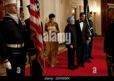 Le président Barack Obama et la première dame Michelle Obama souhaitent la bienvenue au Premier ministre indien Manmohan Singh et à sa femme, Mme Gursharan Kaur, pour le dîner d'État à la Maison Blanche, le 24 novembre 2009. Banque D'Images