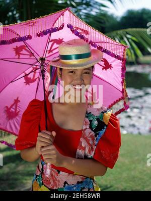 Asie, Philippines, Manille portarit de belle fille de Filipina souriante portant la robe traditionnelle Maria Clara Banque D'Images