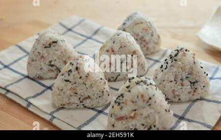 Boulettes de riz japonaises cuites Banque D'Images