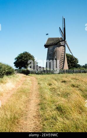 1993 le moulin à vent de l'île de Wight Bembridge a été construit au début des années 1700 sur l'île de Wight. Pendant deux siècles, le moulin à vent a fourni un service à la communauté locale et a travaillé pour des générations de meuniers. C'est le seul moulin à vent survivant de l'île. Bembridge Windmill ou Knowle Windmill sur l'île de Wight est maintenant un bâtiment classé grade 1 Bembridge Isle of Wight Angleterre GB Royaume-Uni Europe Banque D'Images