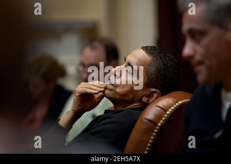 Le président Obama fait une réflexion lors d'une réunion économique avec des conseillers dans la salle Roosevelt de la Maison Blanche, le 15 mars 2009. Il est assis entre le conseiller principal David Axelrod, à gauche, et le chef de cabinet Rahm Emanuel. Banque D'Images