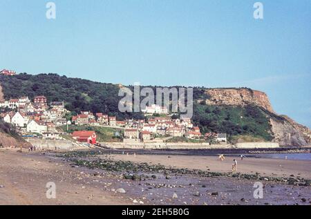 1978 Runswick Bay - village inférieur de Runswick Bay, à côté de la station de Lifeboat Station, dans la baie Runswick. La station Lifeboat Station Runswick Bay a été transférée à Staithes en 1978, mais elle est toujours là, mais elle est gérée comme un service bénévole. Il s'agit d'une attraction touristique populaire en raison de son village pittoresque en bordure de falaise, de ses superbes promenades côtières, de la chasse aux fossiles et de Runswick Sands, une plage de sable blanc. Il est sur le sentier national de Cleveland Way Runswick Bay North Yorkshire, Angleterre, GB, Royaume-Uni, Europe Banque D'Images