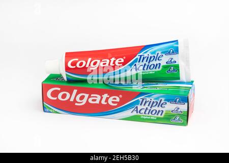 Un paquet et un tube de Colgate triple action menthe originale dentifrice Banque D'Images