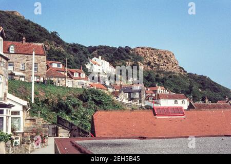 1978 Runswick Bay - village inférieur de Runswick Bay, à côté de la station de Lifeboat Station, dans la baie Runswick. La station Lifeboat Station Runswick Bay a été transférée à Staithes en 1978, mais elle est toujours là, mais elle est gérée comme un service bénévole. Il s'agit d'une attraction touristique populaire en raison de son village pittoresque en bordure de falaise, de ses superbes promenades côtières, de la chasse aux fossiles et de Runswick Sands, une plage de sable blanc. Il est sur le sentier national de Cleveland Way Runswick Bay North Yorkshire, Angleterre, GB, Royaume-Uni, Europe Banque D'Images