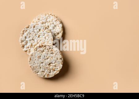 Gâteaux de riz sur fond beige avec espace de copie. Vue de dessus. Banque D'Images