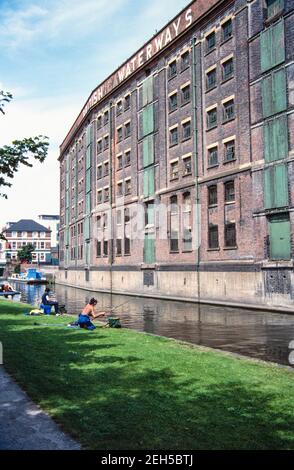 1988 Nottingham British Waterways bâtiment le long du canal à travers Nottingham Notinghamshire Angleterre GB Royaume-Uni Europe. Le bâtiment British Waterways, anciennement appelé entrepôt Trent navigation Company, est situé sur le canal de Nottingham. C'est un bâtiment classé de catégorie II qui donne une vue majestueusement sur la ville. Il a été récemment restauré et sert actuellement d'appartements de luxe Banque D'Images